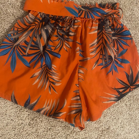 SHEIN DRESSY/CASUAL SHORTS SIZE 6, WORN ONCE.🛍 - Picture 4 of 8